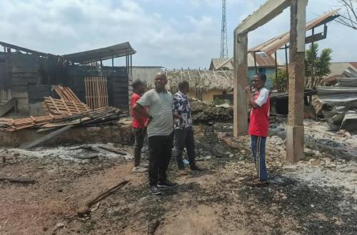 Walikale : Dr Akilimali Bamwisho Descartes, chef de secteur de Wanianga au chevet des sinistrés de 50 maisons maisons incendiées à Makana