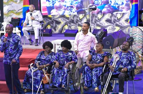 Kinshasa : venues offrir une vache au prophète Jules Mulindwa, des femmes vivant avec handicap repartent avec 10 millions de FC