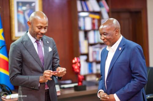 RDC : Patrick Muyaya honoré par la presse, il reçoit sa carte d'honneur de l'UNPC