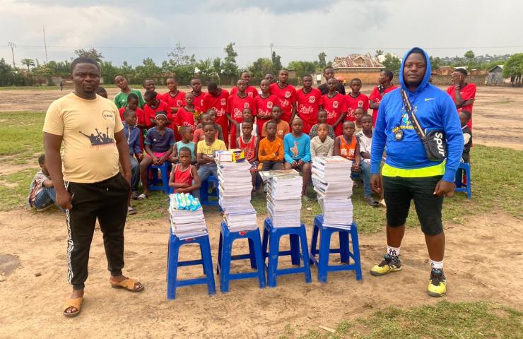 Virunga Football Academy soutient ses jeunes avec des fournitures scolaires