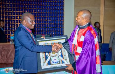 Enseignement supérieur : Muhindo Nzangi décoré « Commandeur de l’Ordre International des Palmes Académiques du CAMES »