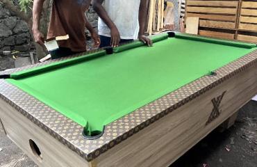 A Goma, deux jeunes menuisiers lancent la fabrication locale de tables de billard