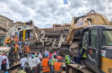Un immeuble en construction s’effondre, les soupçons tournent autour de la défaillance technique et le sacrifice mystique