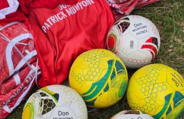 Le député national Patrick Munyomo dynamise le football avec des dons d'équipement