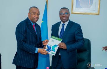 Remise officielle du document « RDC-EXPORT » à Julien Paluku