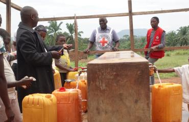 Ituri : à Walu, le CICR renforce l’approvisionnement en eau potable face à l’afflux des déplacés