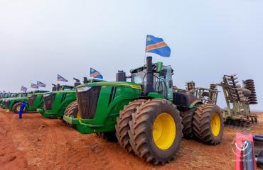Félix Tshisekedi remet un lot des engins agricoles au Service national à Kaniama-Kasese