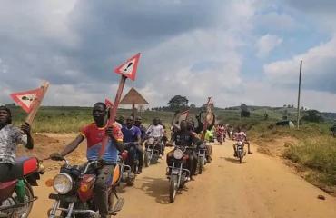 Sud-Kivu : une femme blessée dans une explosion à Kavumo, des affrontements entre Wazalendo et AFC/M23 signalés près du parc de Kahuzi-Biega