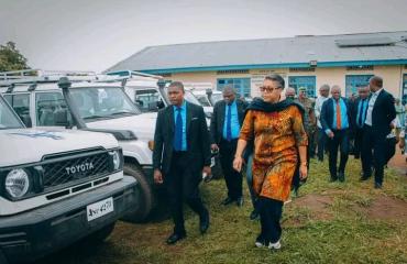 Riposte contre Ebola : Judith Suminwa remet dix véhicules aux équipes de la riposte en Ituri