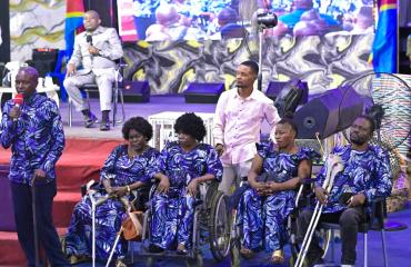 Kinshasa : venues offrir une vache au prophète Jules Mulindwa, des femmes vivant avec handicap repartent avec 10 millions de FC