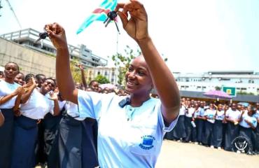 Kinshasa : Félix Tshisekedi remet deux bus et une centaine d’ordinateurs au Lycée Monseigneur Shaumba