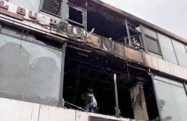 Incendie à la salle de fêtes Panacée à Kinshasa : le Gouvernement présente ses condoléances et annonce 12 morts