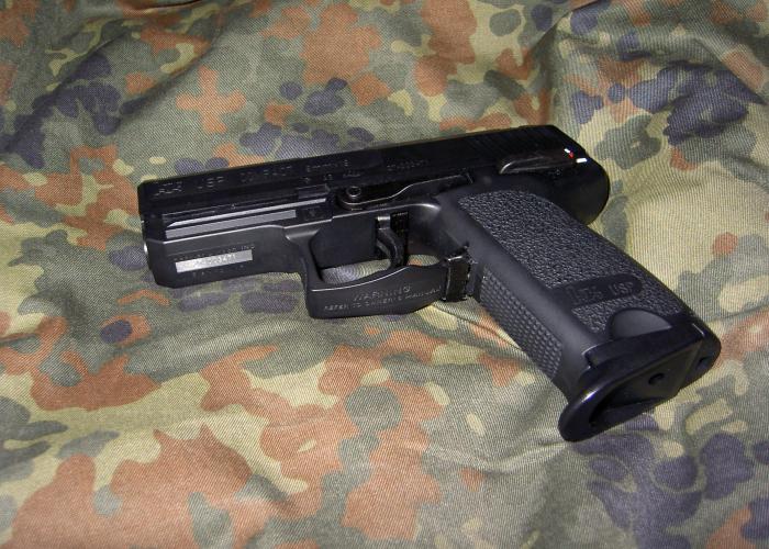 <p>Un mineur « qui était en possession de l’arme personnelle du défunt commandant adjoint de la police en état d’arrestation »</p>
