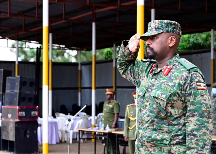 <p>Le fils de Museveni démis de ses fonctions de commandant des forces terrestres mais promu au rang de général 4 étoiles</p>