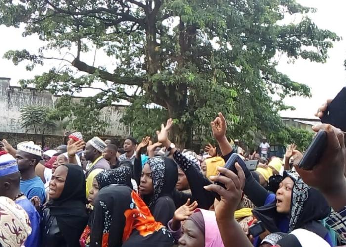 <p>Femmes musulmanes pleurant la disparition du Sheikh Aliamin</p>
