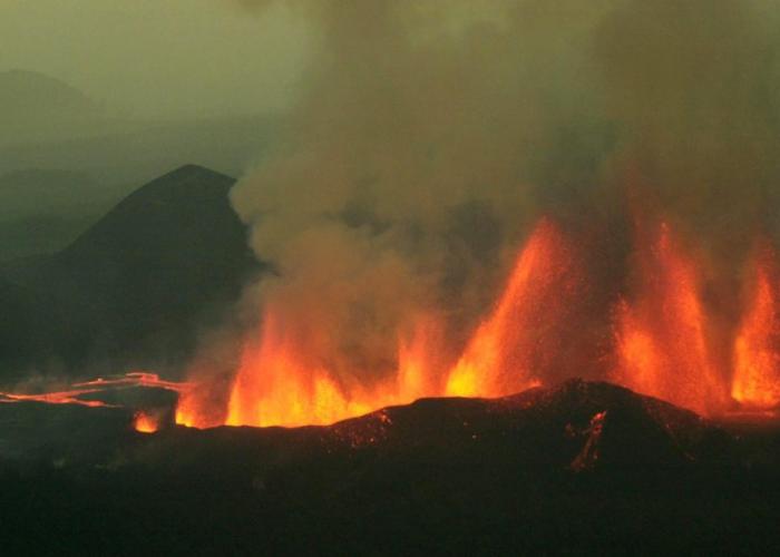 Nord-Kivu : “Une lueur ardente observée au sommet du volcan Nyamulagira” (OVG)
