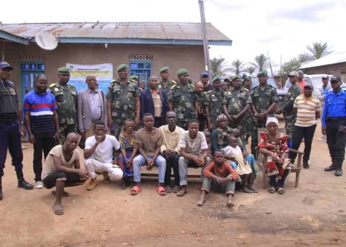 Irumu : Présentation à l'administrateur du territoire de 12 otages libérés des mains de rebelles ADF par les FARDC à Manate