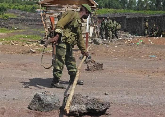 Des hommes en uniforme de l'armée accentuent la misère des civils à Aru