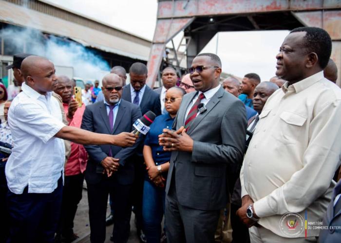 En descente au Beach Ngobila, Julien Paluku constate l'absence d'entrepôts et de chambres froides