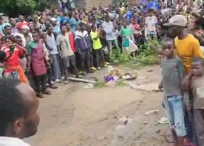 Un homme et 3 femmes marchent nues en pleine journée à Baraka au motif de maudire le M23