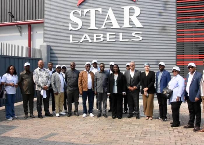 Vicky Katumwa visite le projet Star Labels financé par le FPI pour produire les emballages primaires et secondaires