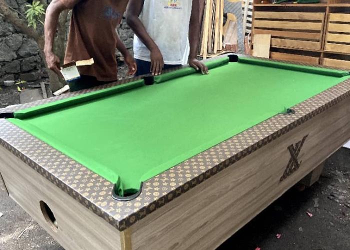 A Goma, deux jeunes menuisiers lancent la fabrication locale de tables de billard