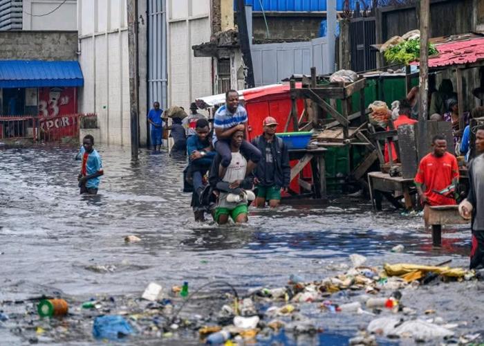 Une pluie diluvienne fait des dégâts et cause 19 décès