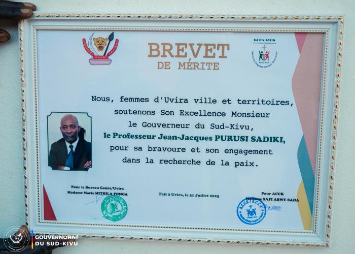Jean-Jacques Purusi honoré par les femmes à l'occasion de la journée internationale de la femme Africaine