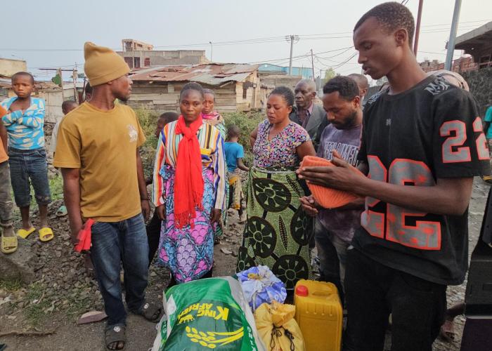 Goma : le notable Jean-Paul Waitswalo assiste les familles qui ont perdu leurs membres dans un incendie à Kyeshero